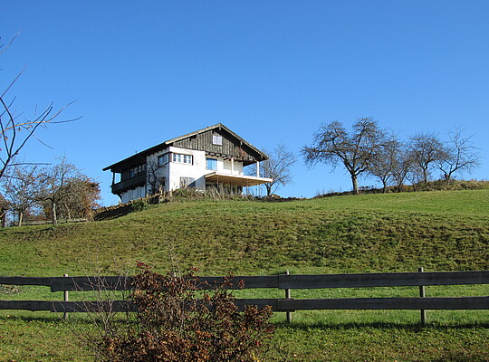 Foto: Haus in idyllischem Allgäuer Dorf mit Blick in die Berge